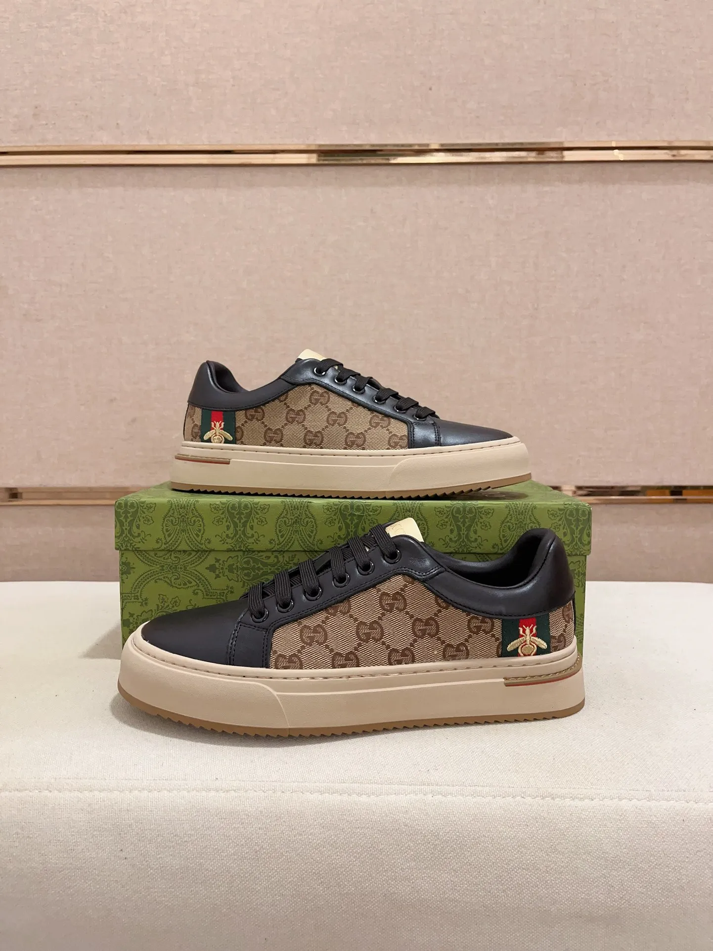Men's clothing and shoes💰:400💰 (GUCCI) The latest model from the official website 🎁🎁Casual and fashionable men's shoes👟, hot style 💥The version is simple and elegant, exclusive for trendy men. Unique official website latest brand elements 👑Gucci original decoration, fashionable and generous, the fabric is original cowhide ✅sheepskin lining, the official website specifies wear-resistant casual outsole, the classic model is taken in kind at the counter🎬38-44 (45 is not returned or exchanged)